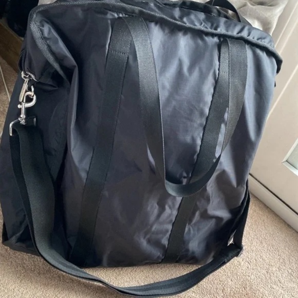 LeSportSac Leisure Oversized Travel Bag and Crossbody - Picture 6 of 8